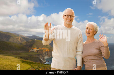 Senior Paar winkende Hände über Big Sur Küste Stockfoto