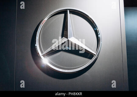 Berlin, 29. August 2018: eine Nahaufnahme des Mercedes-Benz-Schild auf dem stand in der offiziellen Händler in Berlin. Die weltberühmte Deutsche auto Manufacturing Company. Stockfoto