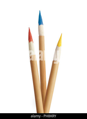 Drei Pinseln gebeizt mit bunten Farben. Rot, Blau und Gelb. Auf weissem Hintergrund Stockfoto