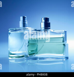 Flache konzentrieren sich auf zwei Flakons. Konzentrieren Sie sich auf den Vordergrund Flasche. Allgemeine Cool Blue Tone. Stockfoto