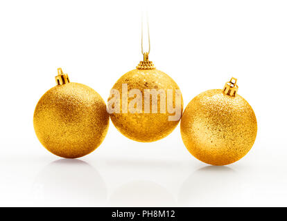 Drei goldene Weihnachten glitzernden Kugeln gegen den weißen Hintergrund. Farbverlauf auf hängende Band für die weiße Kopie Raum. Stockfoto