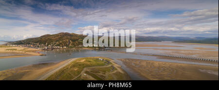 Eine Antenne drone Ansicht von Tywyn (Y Bermo/Abermaw in Walisisch) - einen kleinen walisischen Stadt und Badeort an der Mündung des Mawddach Estuary, Gwynedd, Snowdonia National Park, North Wales, UK (durch eine CCA-lizensiert und versichert Drone) Stockfoto