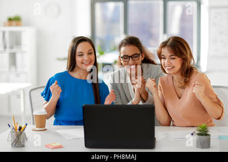 Happy Unternehmerinnen mit Laptop im Büro Stockfoto