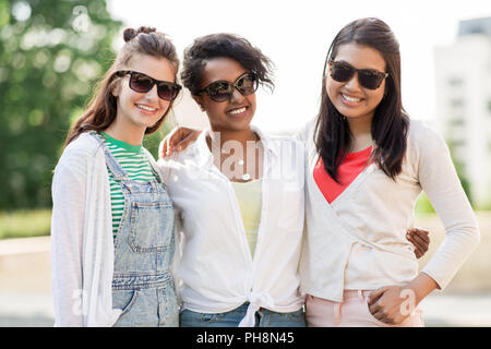 Glückliche junge Frauen in Sonnenbrille im Freien Stockfoto