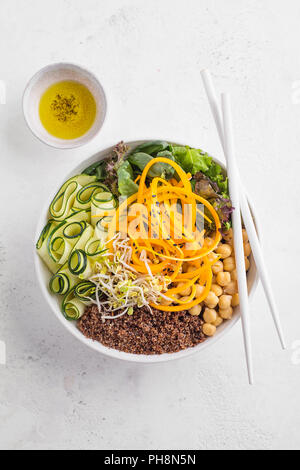 Buddha Schüssel Salat mit Kürbis, Kichererbse, Zucchini und Quinoa auf weißer Tisch. Gesunde, saubere Essen Detox Konzept. Ansicht von oben Stockfoto