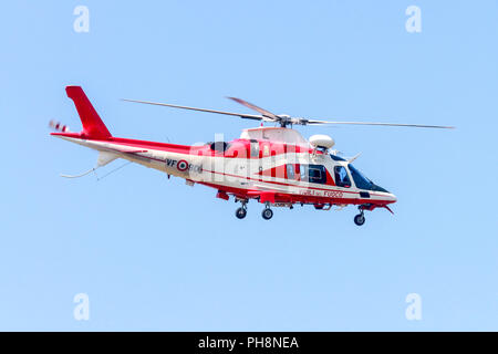 Vigili del Fuoco VF 80 Agusta A 109 Power Hubschrauber auf blauen Himmel Hintergrund fotografiert am Flughafen Malpensa, Mailand, Italien Stockfoto