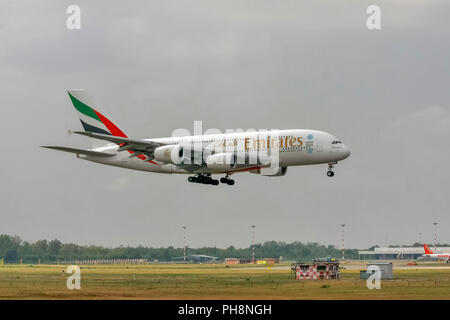 Ein 6-EDO Emirates Airways Airbus A380-800 in Malpensa (MXP/LIMC), Mailand, Italien Stockfoto