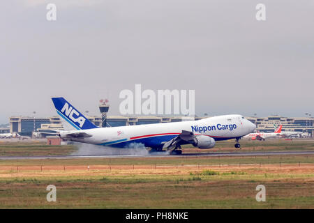 Nippon Cargo Airlines, Boeing 747-8F in Malpensa (MXP/LIMC), Mailand, Italien Stockfoto