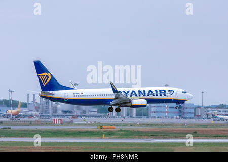 Ryanair Boeing 737-800 Next Gen, (EI-Dwk), bereit zum Abheben. in Malpensa (MXP/LIMC), Mailand, Italien Stockfoto