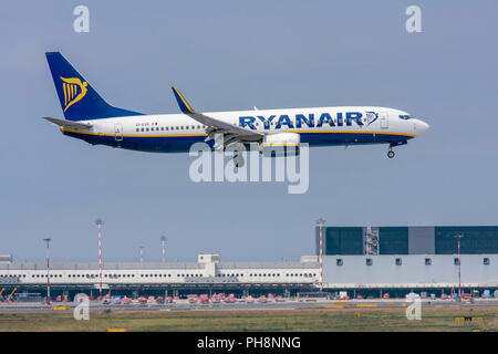 Ryanair Boeing 737-800 Next Gen, (EI-EVG), bereit zum Abheben. in Malpensa (MXP/LIMC), Mailand, Italien Stockfoto