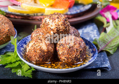 Käse belper Knolle, die in den Gewürzen roter und schwarzer Pfeffer, dekoriert mit Minze. Stockfoto