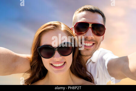 lächelnde paar Sonnenbrille Selfie machen Stockfoto