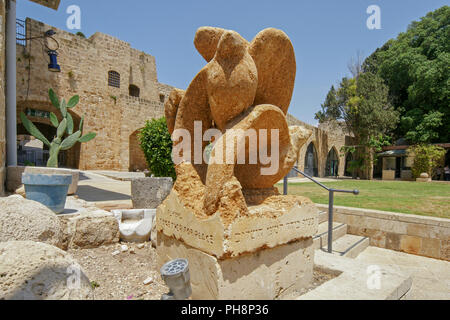 Fliegen gemeinsam für den Frieden Statue im Hof der Kreuzfahrer Zitadelle Rittersaal in Acre, Israe Stockfoto