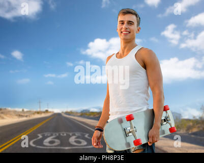 Mann mit dem Skateboard über uns Route 66 Hintergrund Stockfoto