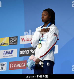 Budapest, Ungarn - 28.Juli 2017. Der Sieger MANUEL Simone (USA) bei der Siegerehrung der Frauen, die 100 m Freistil. FINA Schwimm-WM Stockfoto