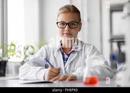 Mädchen studierte Chemie in der Schule Labor Stockfoto