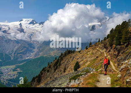 Einzelnen weiblichen Wanderer in Rot, auf Trail, Sommer im Nationalpark Hohe Saas, Hohsaa, Kabel-Auto oberhalb Saas Grund, Schweiz, Schweizer Alpen, Stockfoto