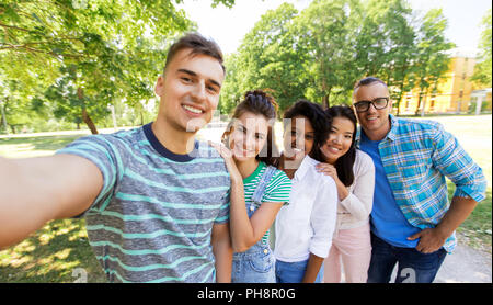 Gruppe von Happy internationale Freunde unter selfie Stockfoto