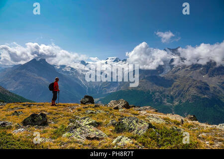 Einzelnen weiblichen Wanderer in Rot, auf Trail, Sommer im Nationalpark Hohe Saas, Hohsaa, Kabel-Auto oberhalb Saas Grund, Schweiz, Schweizer Alpen, Stockfoto