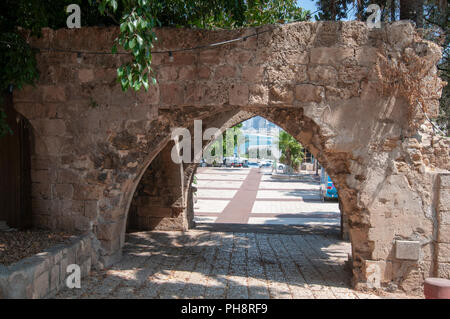 Eine alte Torbogen mit Kurkar eine lokale, kalkhaltigen Sandstein oder versteinerte Meer Sand Dünen in Israel gebaut. In der Altstadt von Jaffa fotografiert, Stockfoto