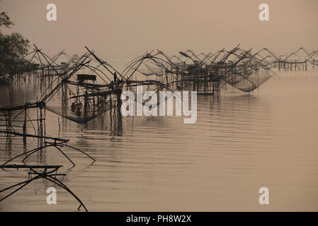 Thailand, Phatthalung, Shore-betriebenen Aufzug net, Sunrise Pêche au carrelet, Lever du Soleil, Sud Thaïlande Stockfoto