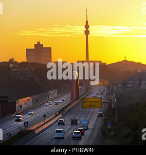 Autobahn A 40 bei Sonnenaufgang, Florian Tower, Dortmund Stockfoto