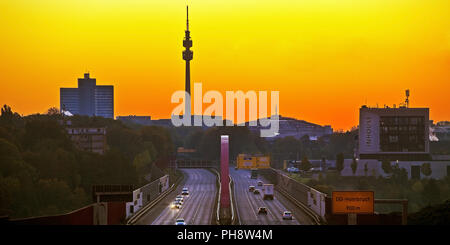 Autobahn A 40 bei Sonnenaufgang, Florian Tower, Dortmund Stockfoto