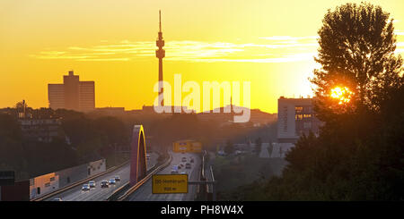 Autobahn A 40 bei Sonnenaufgang, Florian Tower, Dortmund Stockfoto