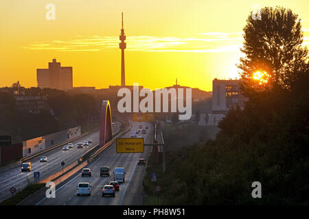 Autobahn A 40 bei Sonnenaufgang, Florian Tower, Dortmund Stockfoto