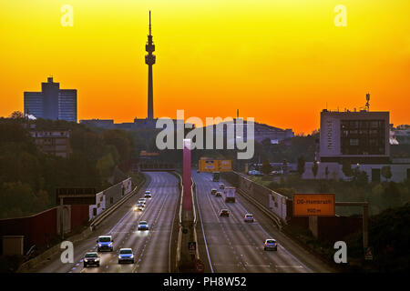 Autobahn A 40 bei Sonnenaufgang, Florian Tower, Dortmund Stockfoto