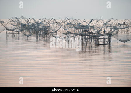 Thailand, Phatthalung, Shore-betriebenen Aufzug net, Sunrise Pêche au carrelet, Lever du Soleil, Sud Thaïlande Stockfoto