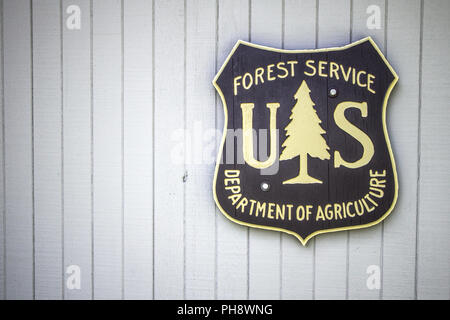 United States Forest Service Schild an der Außenseite der Ranger Station am Hiawatha National Forest in der Upper Peninsula von Michigan Stockfoto