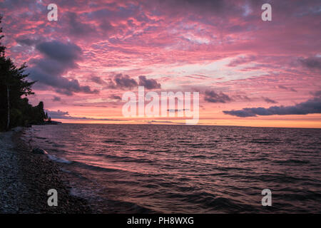 Schöne Michigan Beach Sunset Hintergrund. Sonnenuntergang am Ufer des Lake Huron Strand in Cheboygan, Michigan. Stockfoto