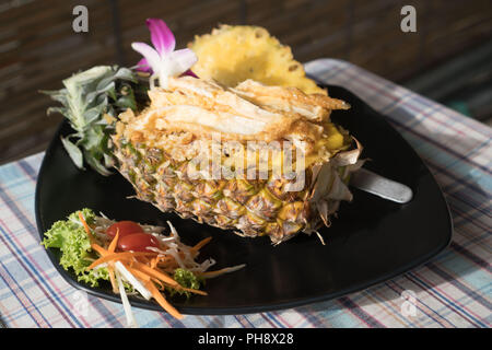 Ananas gebratener Reis - ein traditionelles Gericht von Thailand Stockfoto