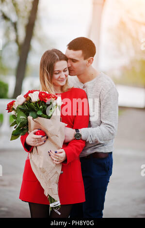 Heiratsantrag. Paar mit Bouquet Rose liebte umarmt Stockfoto