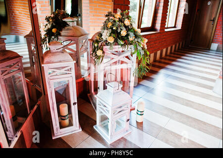 Eleganz Hochzeit Rezeption Dekor. Vintage Holz Leuchter mit Kerzen Stockfoto