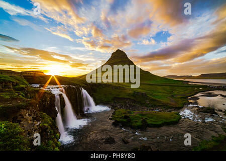 Blick auf den Mount Kirkjufell und Kirkjufellfoss in Island Stockfoto