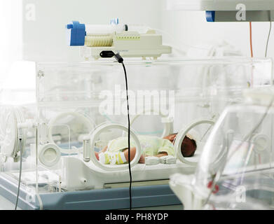 Neugeborenenpflege im Krankenhaus Stockfoto