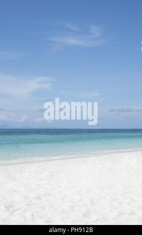 Kristallklaren Meer und den weißen Sandstrand der tropischen Insel. Stockfoto