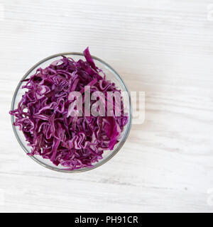 Gehackte Rotkohl in eine Schüssel, Nahaufnahme. Ansicht von oben. Stockfoto