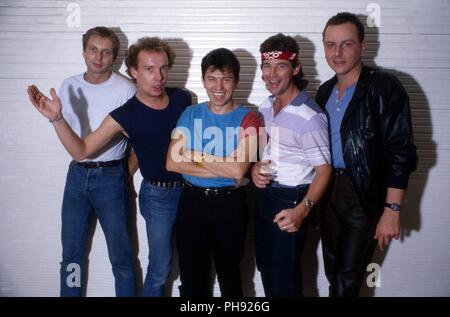 Günther Sigl, der Sänger der 'Spider Murphy Gang', bayerische Band vor einem Konzert in Memmingen, Deutschland 1985. Sänger Günther Sigl der Deutschen Bavari Stockfoto