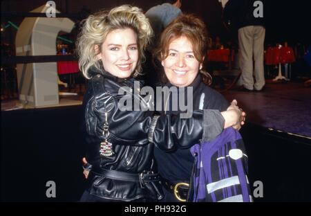 Kim Wilde, britische Popsängerin bei der 200. Folge der Musiksendung "Formel Eins" in München, Deutschland 1988. Britische Sängerin Kim Wilde performi Stockfoto