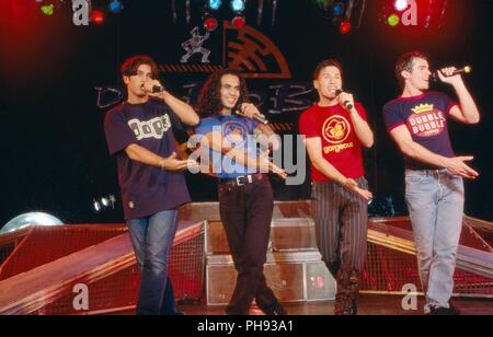 'Welten', britische Boygroup, beim Christimas Megadance in Heilbronn, Deutschland 1994. Britischer Junge Band 'Welten' durchführen zu Weihnachten Stockfoto