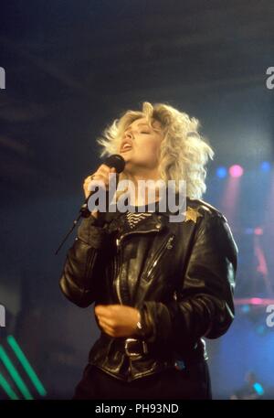 Kim Wilde, britische Popsängerin bei der 200. Folge der Musiksendung "Formel Eins" in München, Deutschland 1988. Britische Sängerin Kim Wilde performi Stockfoto