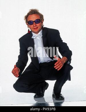 Wigald Boning, deutscher Komiker, Moderator und Sänger in Abendgarderobe in München, Deutschland 1991. Deutsche Comedian, Moderator und Sänger Wigald Bo Stockfoto