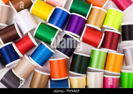 Set aus bunten thread Spools. Bunte Hintergrund mit Nähgarn. Stockfoto