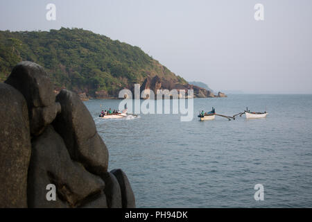 Goa, Indien - 8. Juli 2018 - Touristen auf Booten in der Nähe des Strand von Palolem - Goa Stockfoto