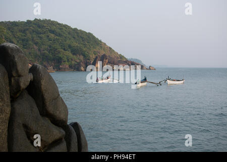 Goa, Indien - 8. Juli 2018 - Touristen auf Booten in der Nähe des Strand von Palolem - Goa Stockfoto