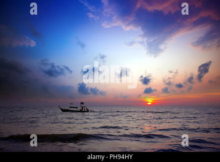 Longtail-Boote und den Sonnenuntergang. Khao Lak, Thailand. Stockfoto