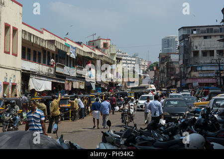 Mangalore, Indien - 8. Juli 2018 - Typische Verkehrssituation auf indischen Straße in Mangalore Stockfoto